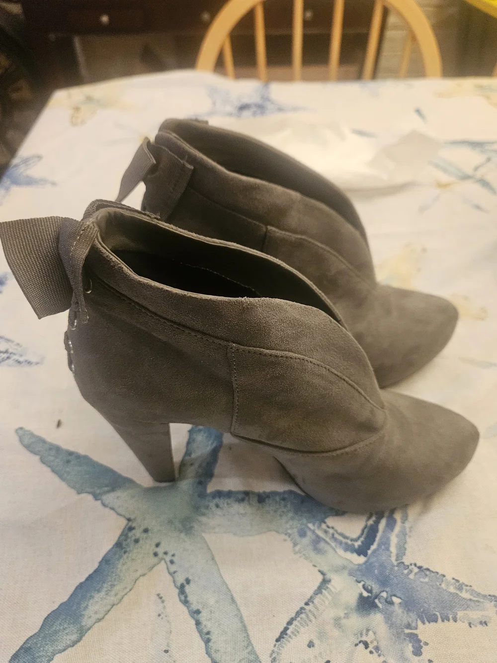Apt. 9 Gray Suede V-Cut Ankle Booties. Very Good Condition.